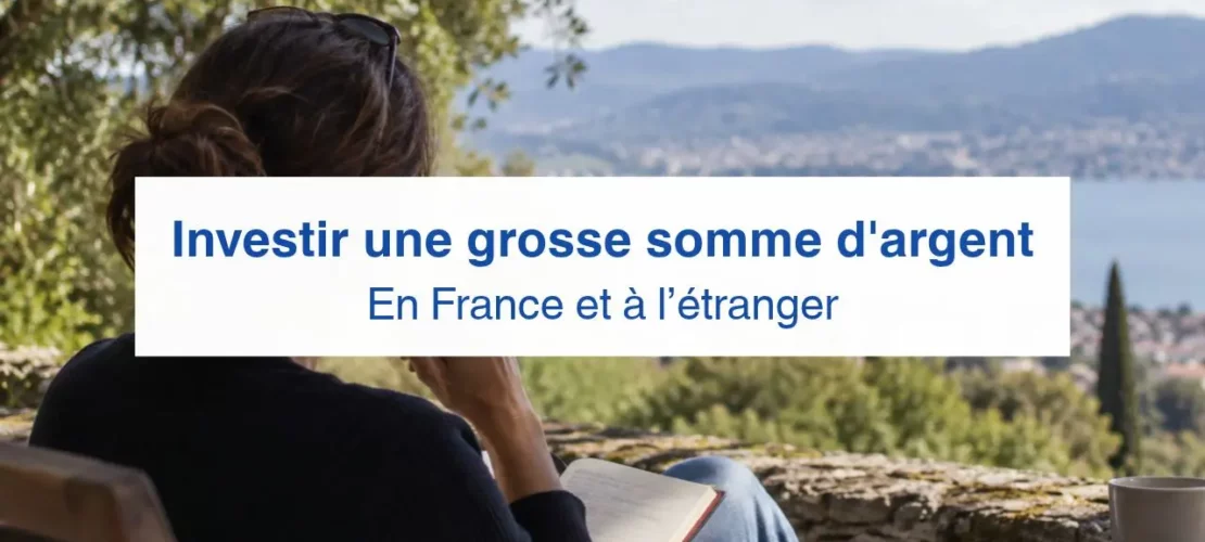 Une personne réfléchit face à un lac, carnet à la main, avant d'investir une grosse somme d'argent.