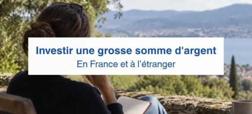 Une personne réfléchit face à un lac, carnet à la main, avant d'investir une grosse somme d'argent.