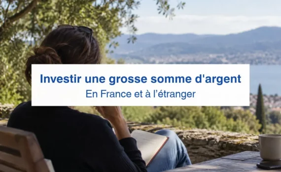 Une personne réfléchit face à un lac, carnet à la main, avant d'investir une grosse somme d'argent.